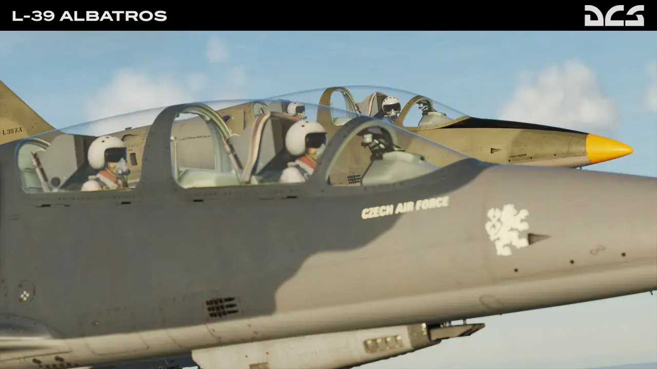 Zwei Piloten in L-39 Albatros Jets der tschechischen Luftwaffe fliegen im Formationsflug.