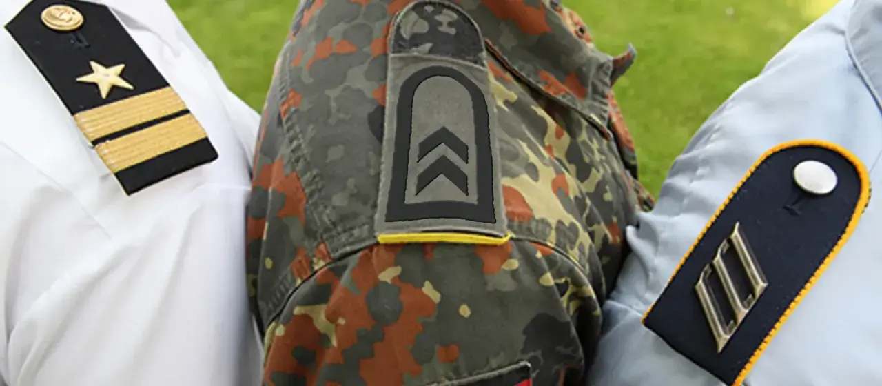 Drei Schulterklappen zeigen unterschiedliche Dienstgrade der Bundeswehr: Marine, Heer und Luftwaffe.