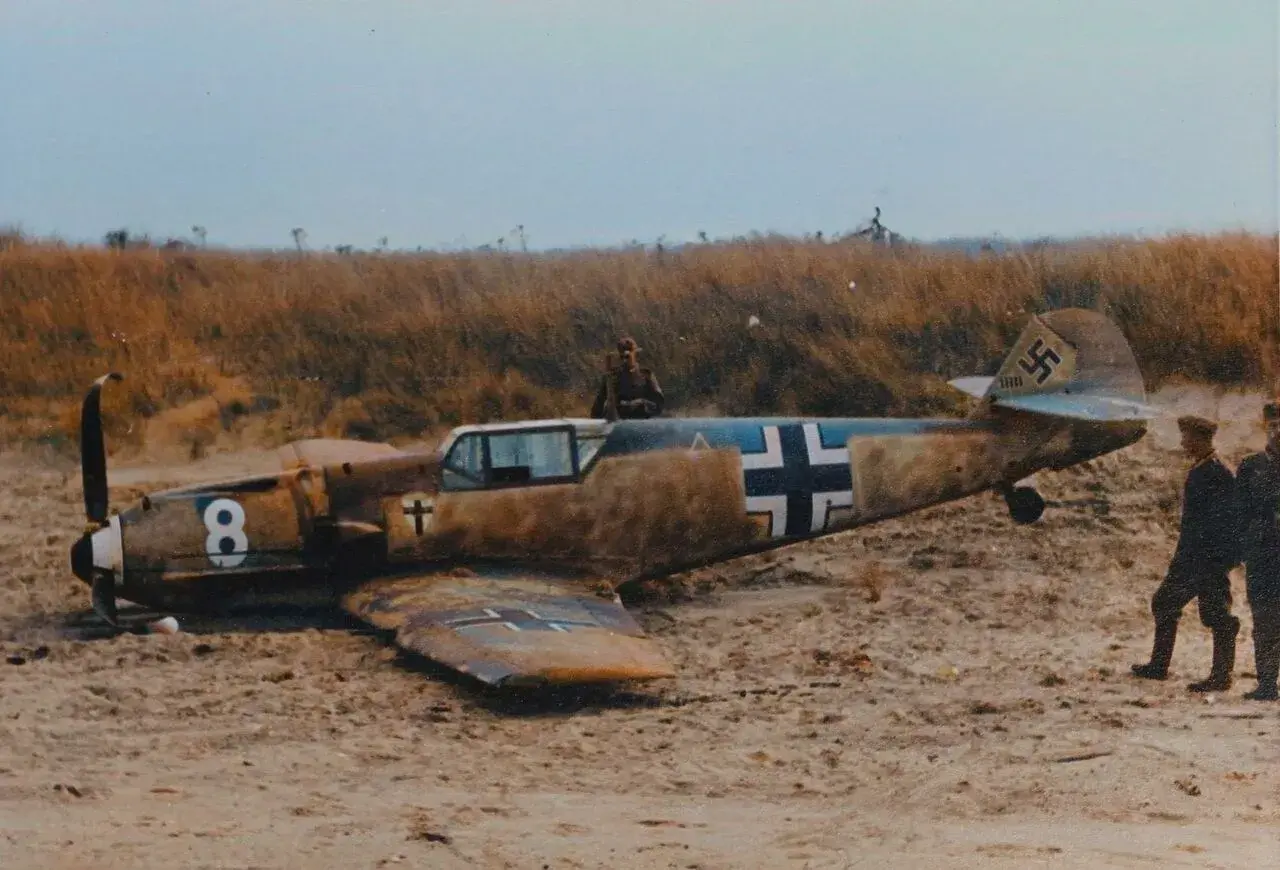 Messerschmitt Bf 109, eine Ikone der Lüfte, hier am Boden. Die hohe Geschwindigkeit, für die die Me 109 bekannt war, ist hier nicht zu sehen.