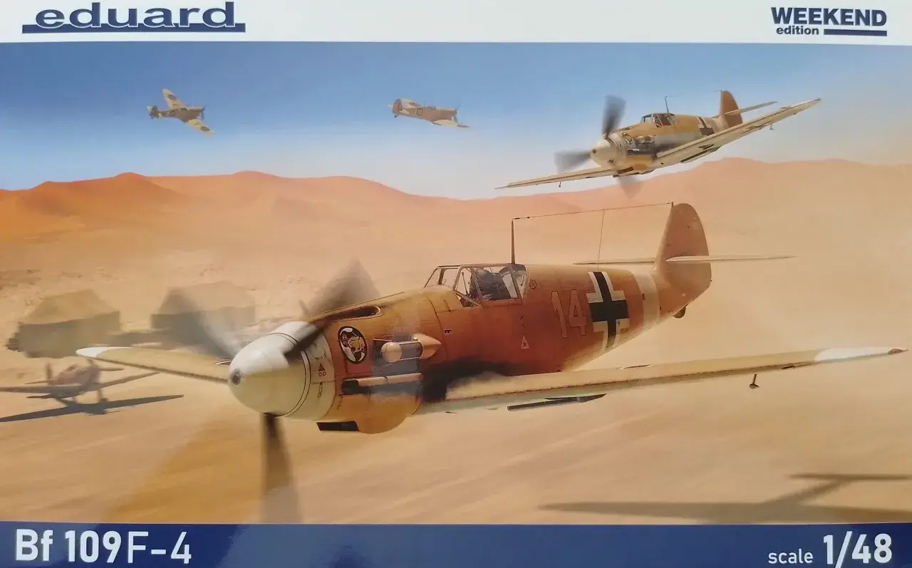 Bf 109F-4 Jagdflugzeuge im Wüstenkampf. Mehrere Flugzeuge im Flug über Sanddünen, eines im Vordergrund mit der Kennung "14".