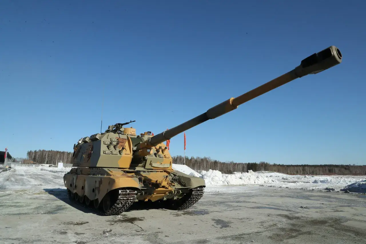 Eine russische Panzerhaubitze mit langer Kanone steht auf einem verschneiten Feld unter blauem Himmel.