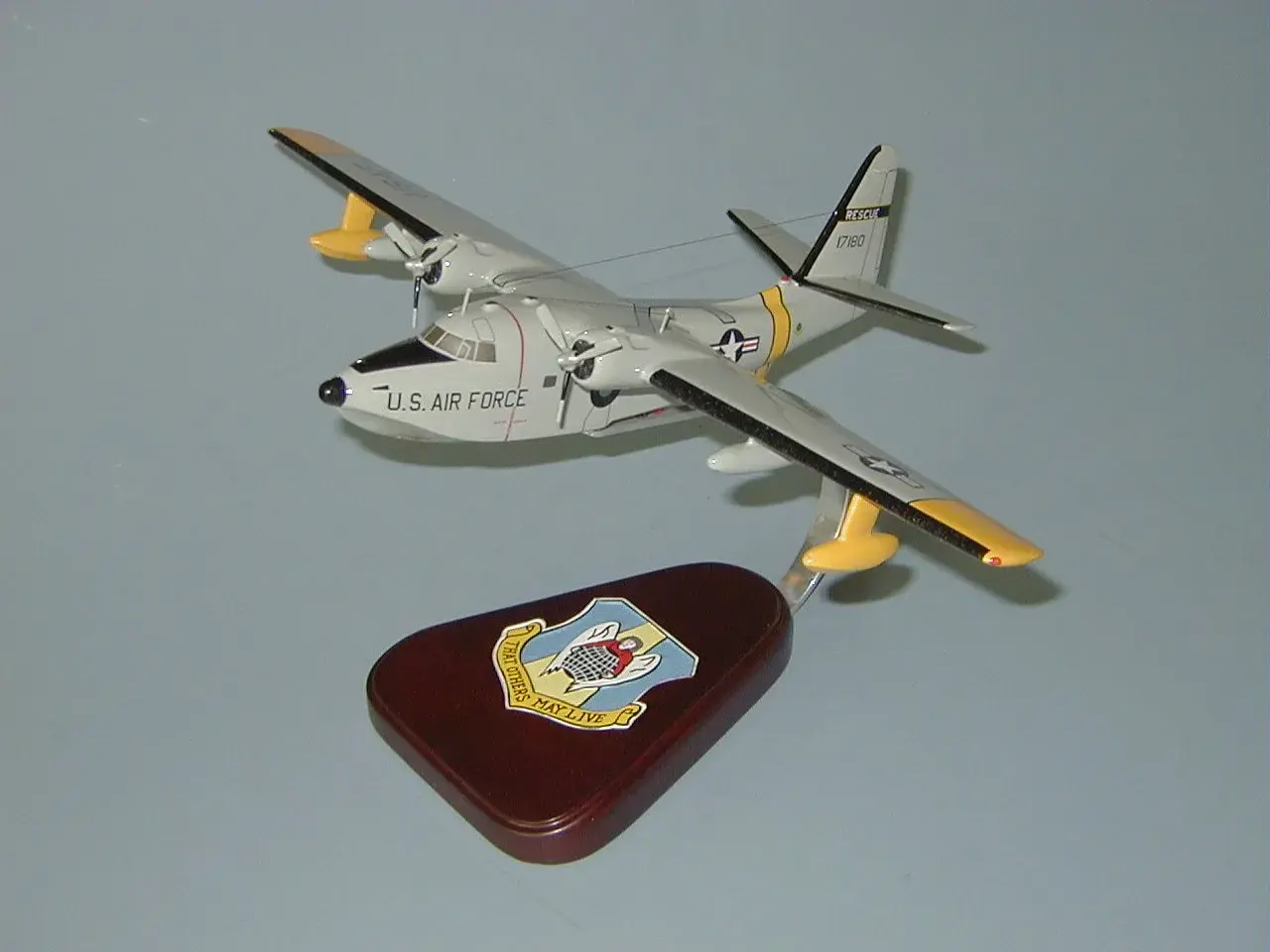 Modell eines Grumman HU-16 Albatross, U.S. Air Force, mit Rettungsmarkierungen und einem Wappen auf dem Sockel.