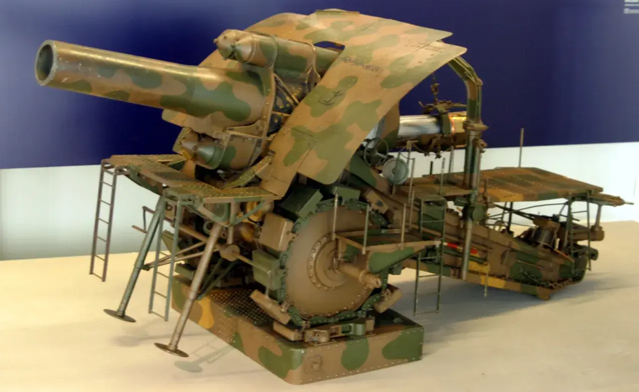 Ein detailliertes Modell der dicken Berta Kanone, einer gewaltigen Artillerie der damaligen Zeit, mit Tarnmuster.