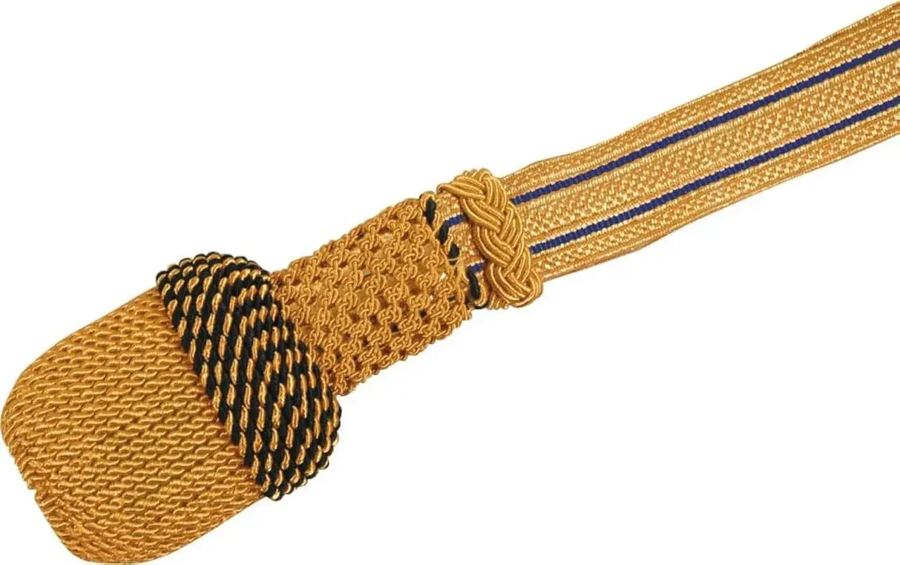 Ein goldenes Portepee mit blauen Streifen und schwarzer Umwicklung, ein Zeichen von Rang und Ehre.