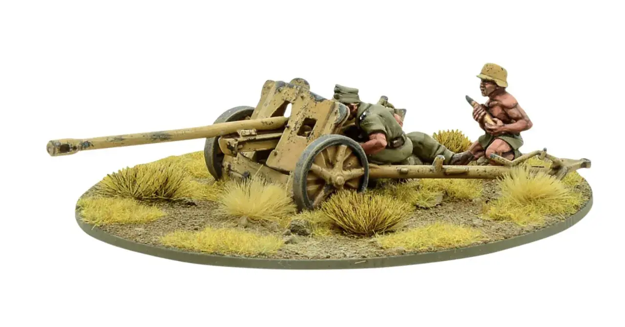 Miniatur-Kanone mit zwei Soldaten, einer lädt Munition.