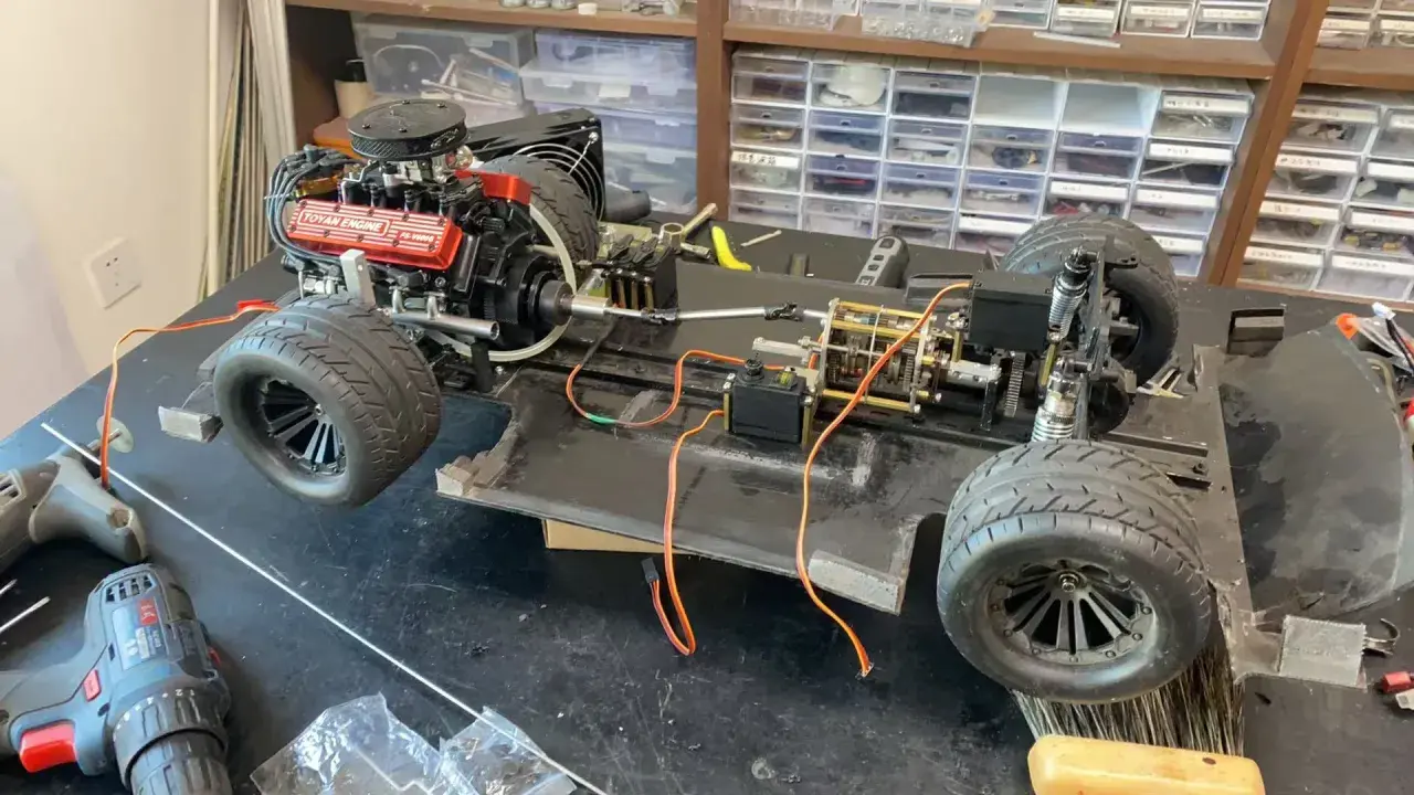 RC-Car-Chassis mit Toyan Motor. Erste Erfahrungen mit dem leistungsstarken Modellmotor, der bereit für den Einbau ist.
