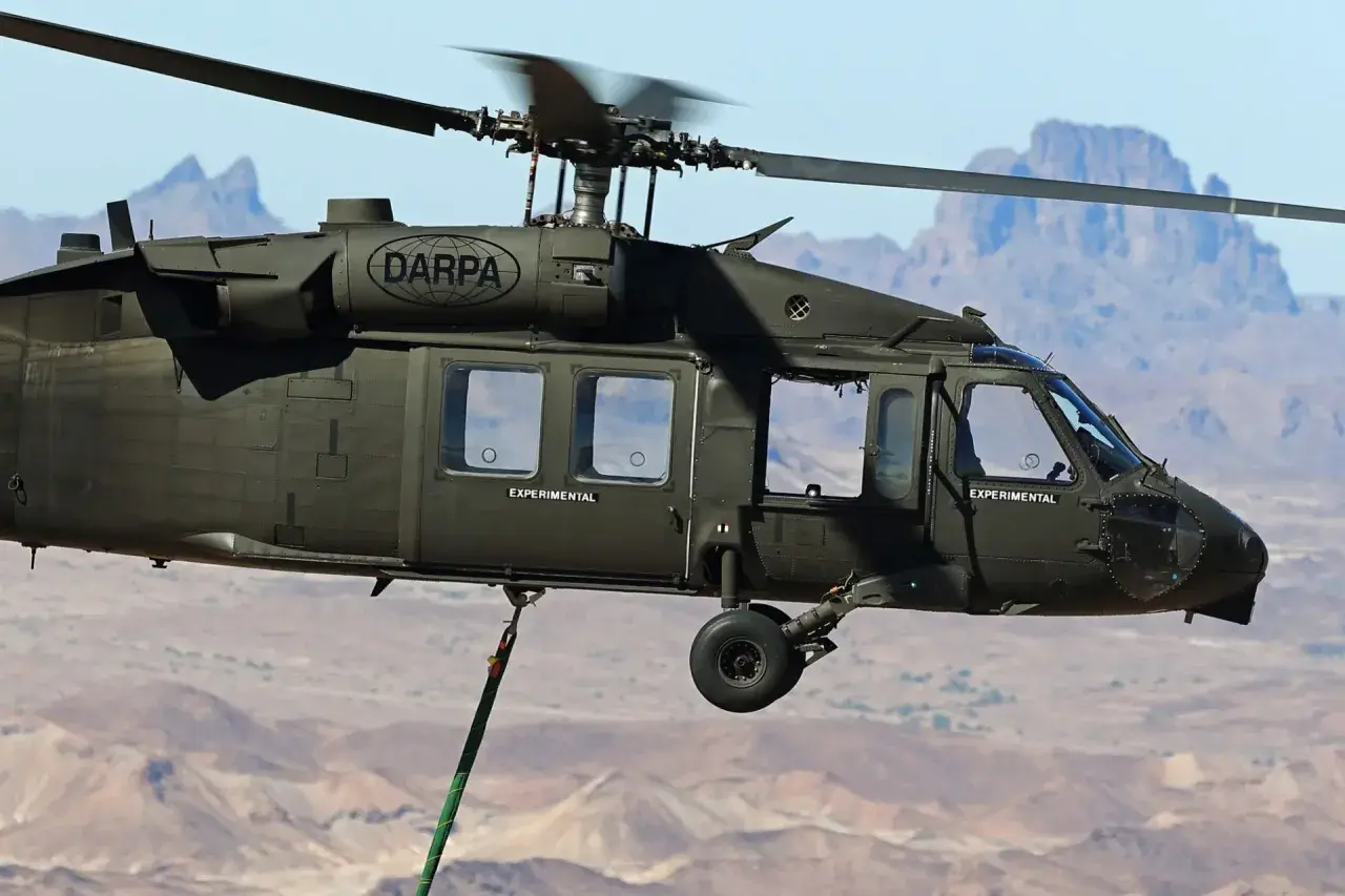Ein experimenteller DARPA-Hubschrauber, der für die hawk flugabwehr entwickelt wurde, fliegt über einer Wüstenlandschaft.
