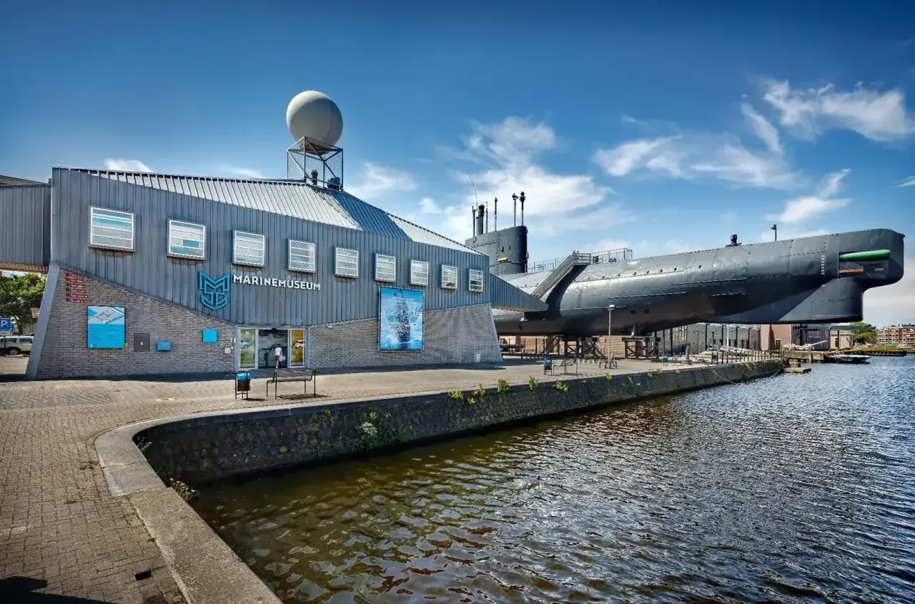 Das Den Helder Maritiem Museum präsentiert ein imposantes U-Boot neben dem Museumsgebäude.