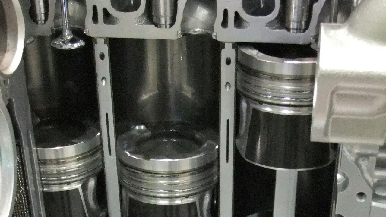 Schnitt durch einen Motor, der den Unterschied zwischen 2-Takt- und 4-Takt-Motoren zeigt. Kolben und Ventile sind sichtbar.