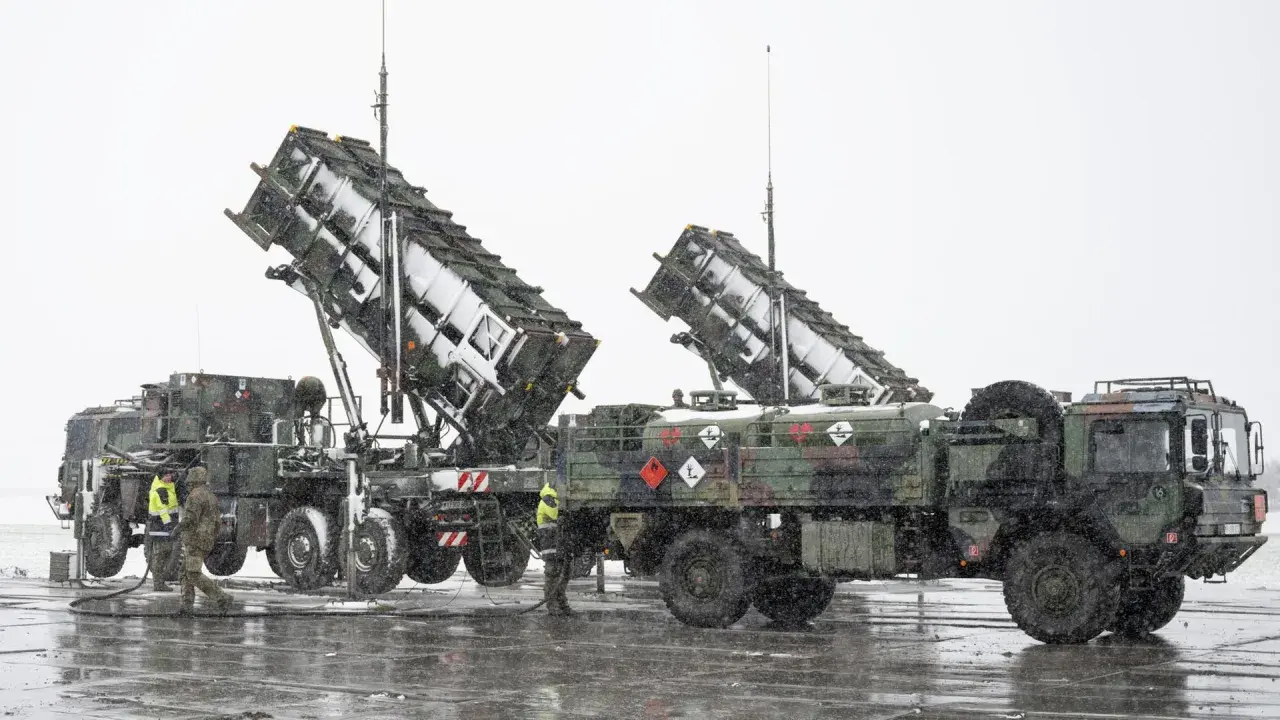 Zwei Raketenwerfer des Patriot-Systems, hergestellt von Raytheon, stehen im Schnee bereit.