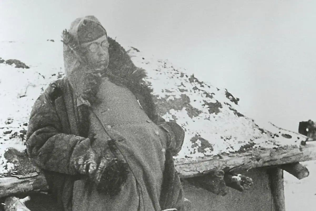 Ein Soldat im Schnee, vielleicht ein einsames Weihnachtsfest in Stalingrad.