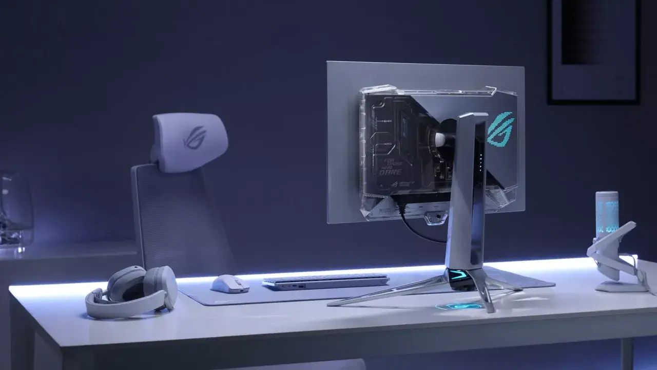 Ein Gaming-Setup mit transparentem PC-Gehäuse, Monitor und Kopfhörern. Der **Spektrum Programmer Deutsch** ist bereit für die nächste Herausforderung.