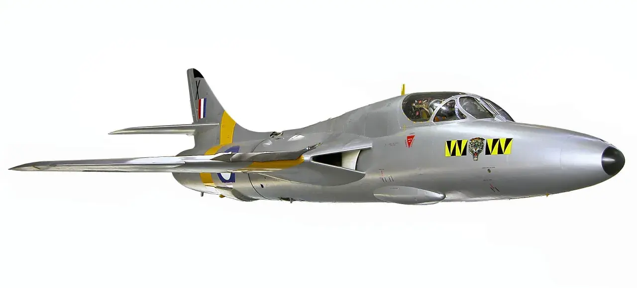 Silberner Hawker Hunter T2 Jet mit gelben Streifen und einem Tigerkopf-Abzeichen.