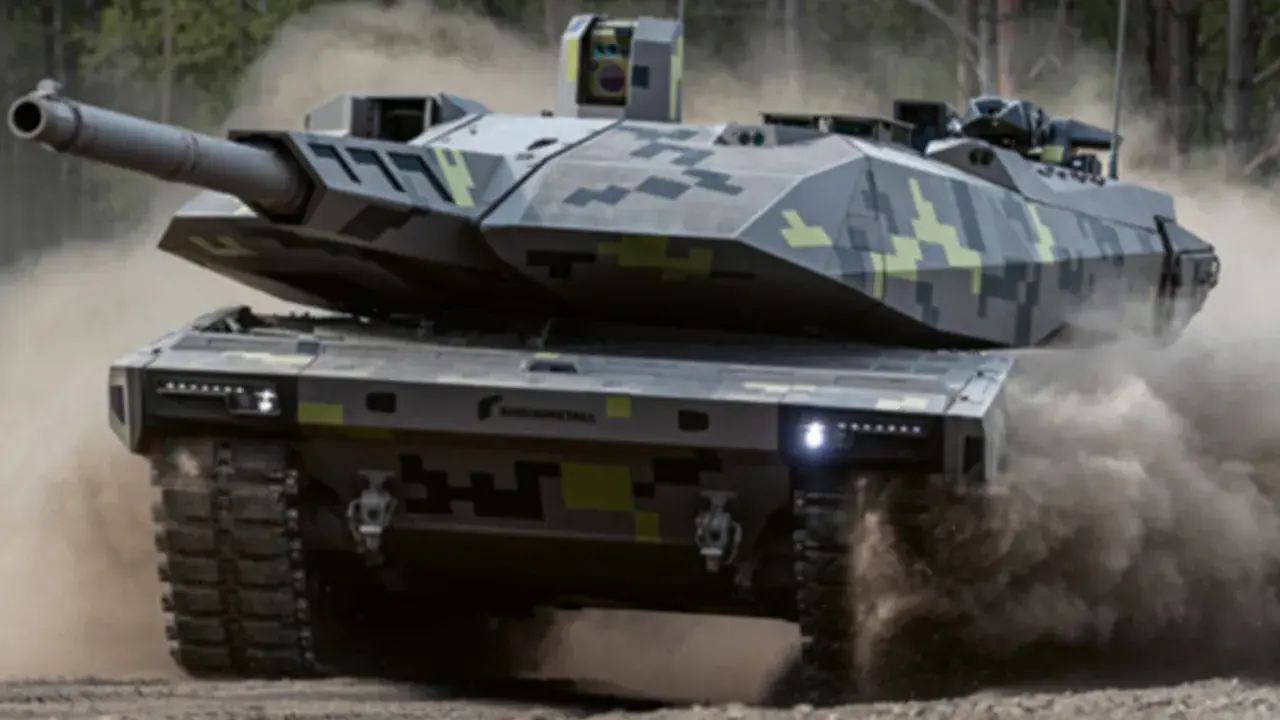 Der KF51 Panther, ein moderner Kampfpanzer der Bundeswehr, fährt durch Staub.