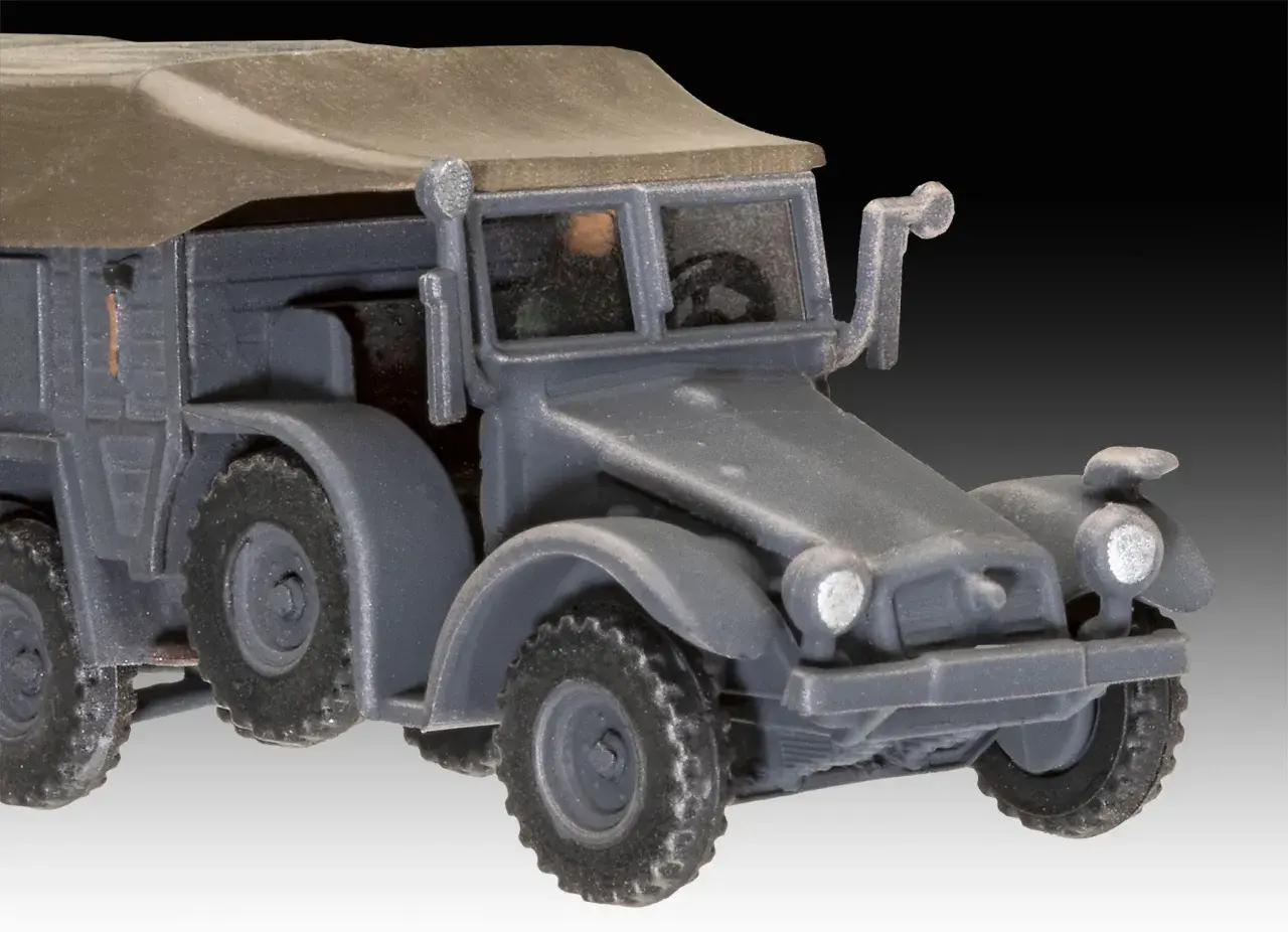 Graues Modell eines Krupp Protze Lkw mit Stoffverdeck. Das Fahrzeug hat grobstollige Reifen und eine detaillierte Frontpartie.