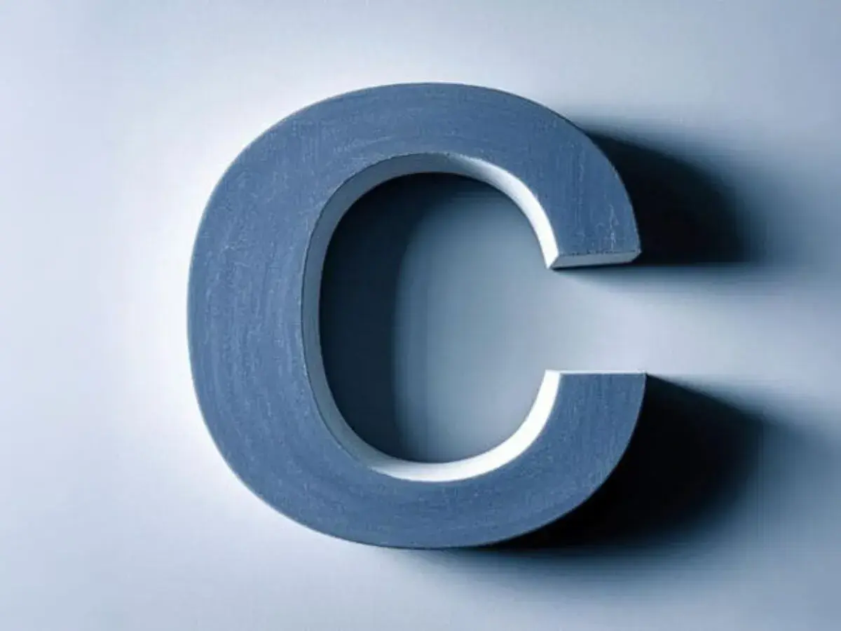 Ein großes, graues "C" wirft einen Schatten. Dieses Bild könnte helfen, den c-rate zu berechnen.
