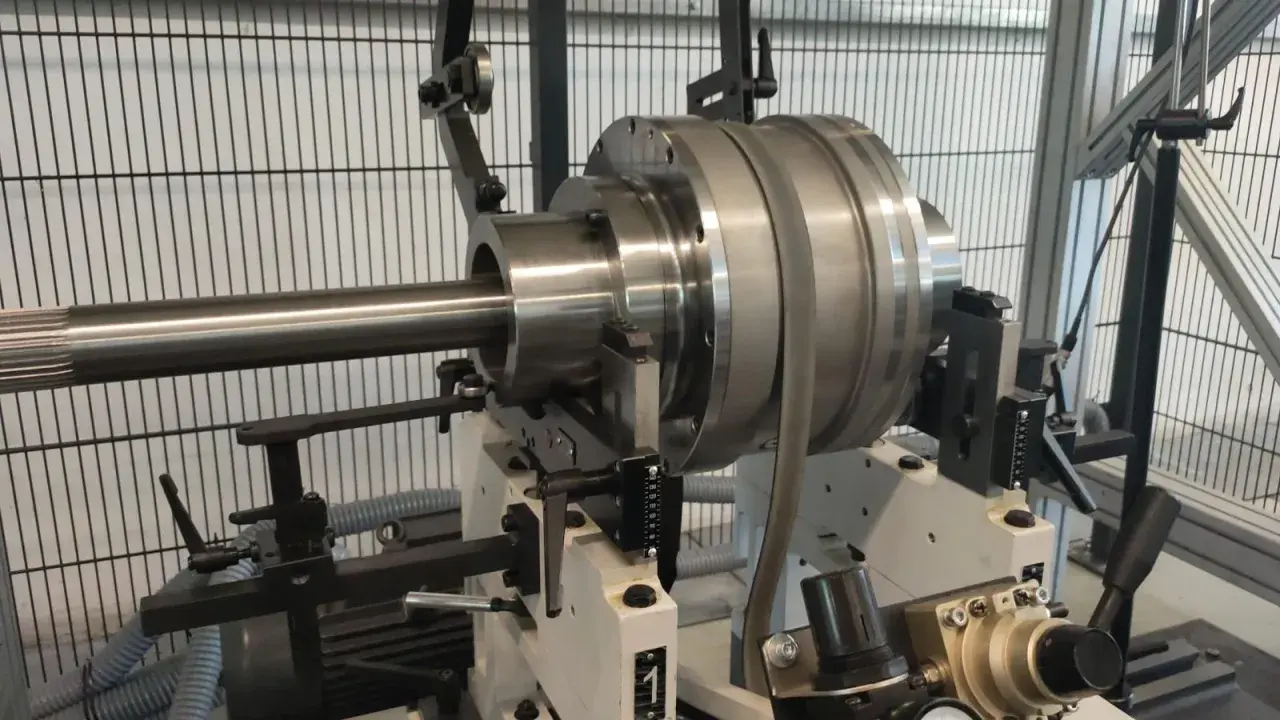Präzisionswelle auf einer Maschine für dynamisches auswuchten.