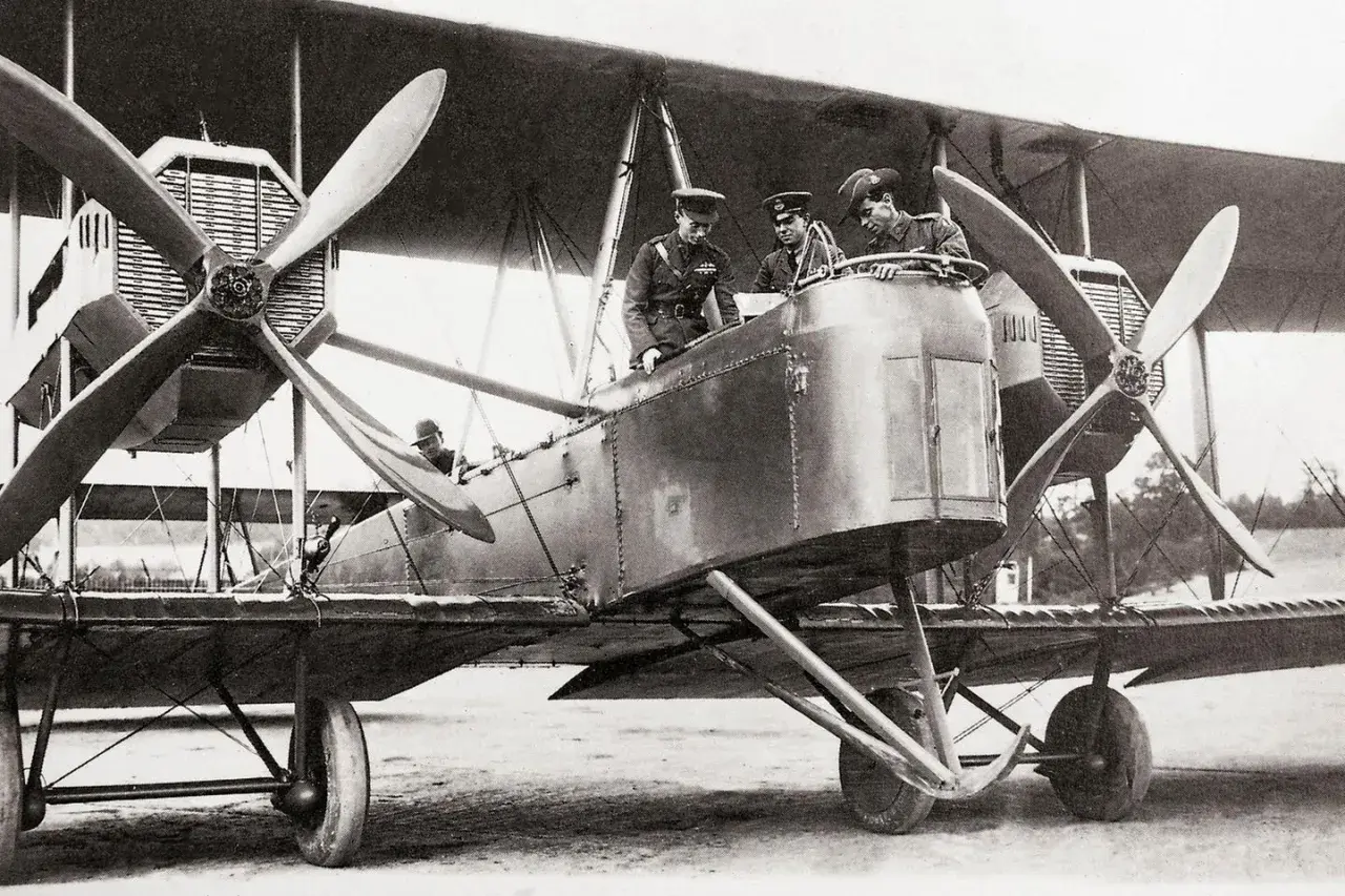Männer in Uniformen stehen auf einem historischen hochdecker flugzeug.