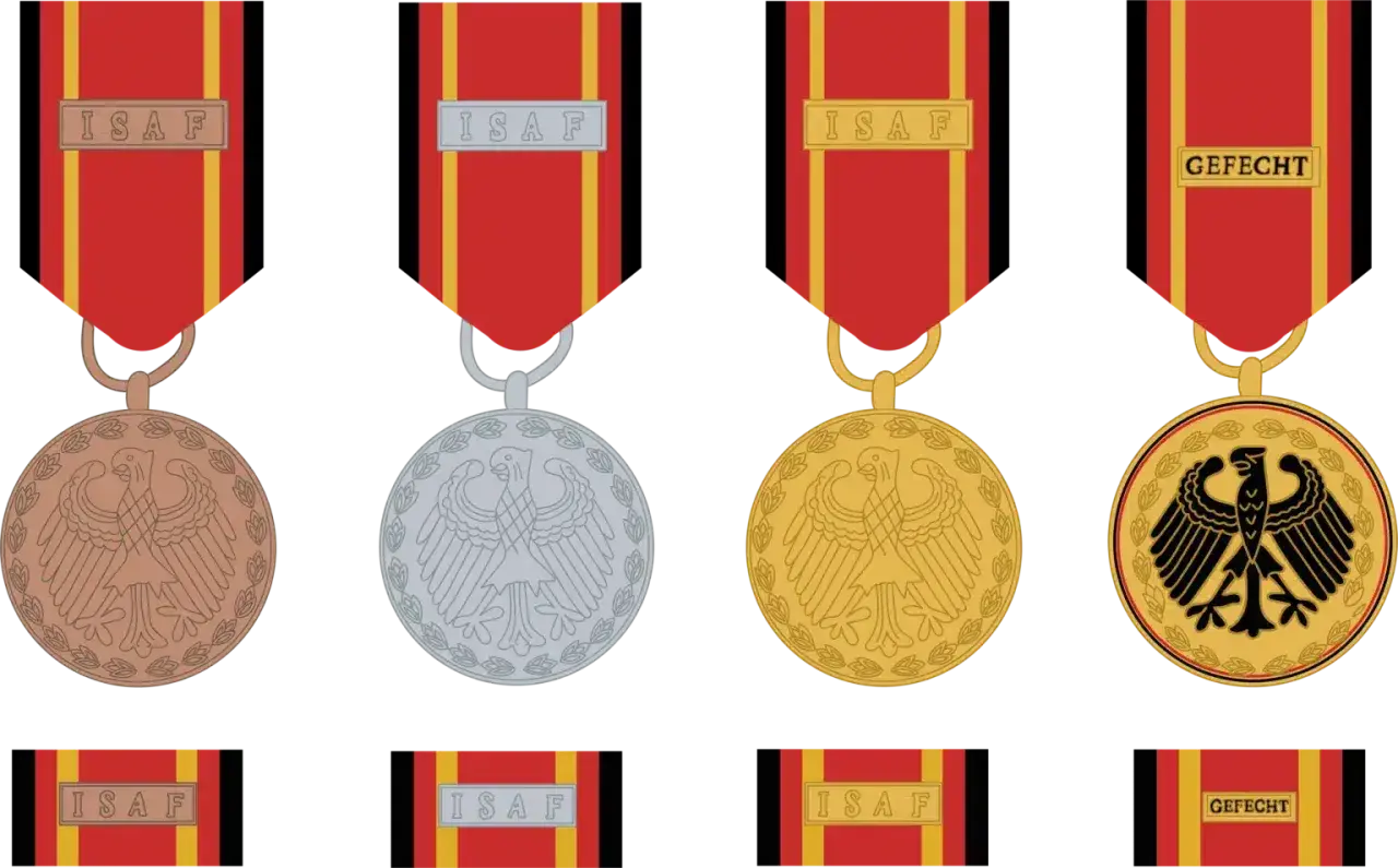 Vier Bundeswehr-Dienstabzeichen mit roten Bändern und goldenen Rändern. Drei zeigen "ISAF", eines "GEFECHT".