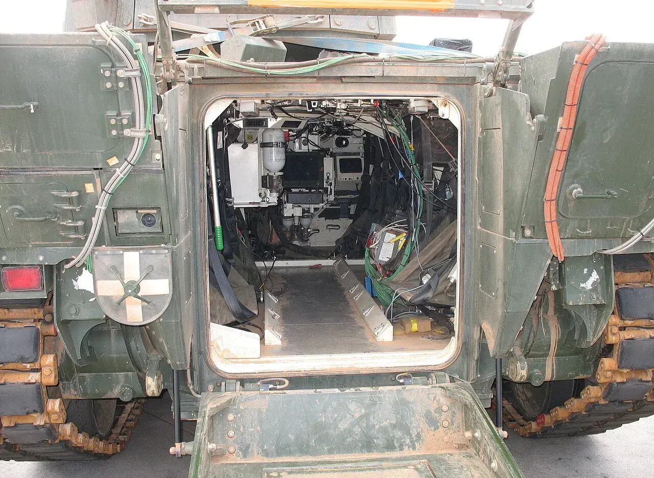 Blick in den komplexen puma panzer innenraum mit vielen Kabeln, Bildschirmen und Ausrüstung.