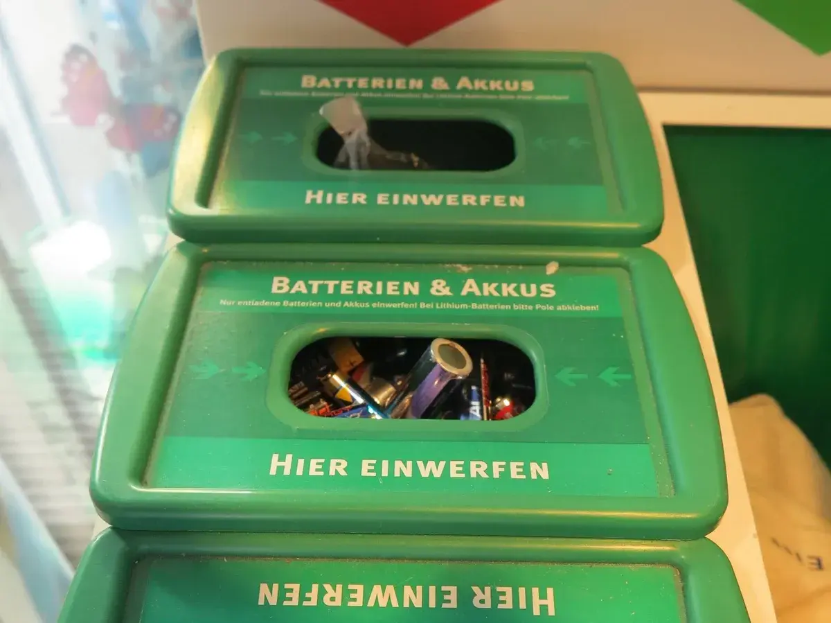 Grüne Sammelbehälter für Batterien & Akkus. Hier kann man gebrauchte Batterien und Akkus entsorgen, auch Lithium-Akkus.