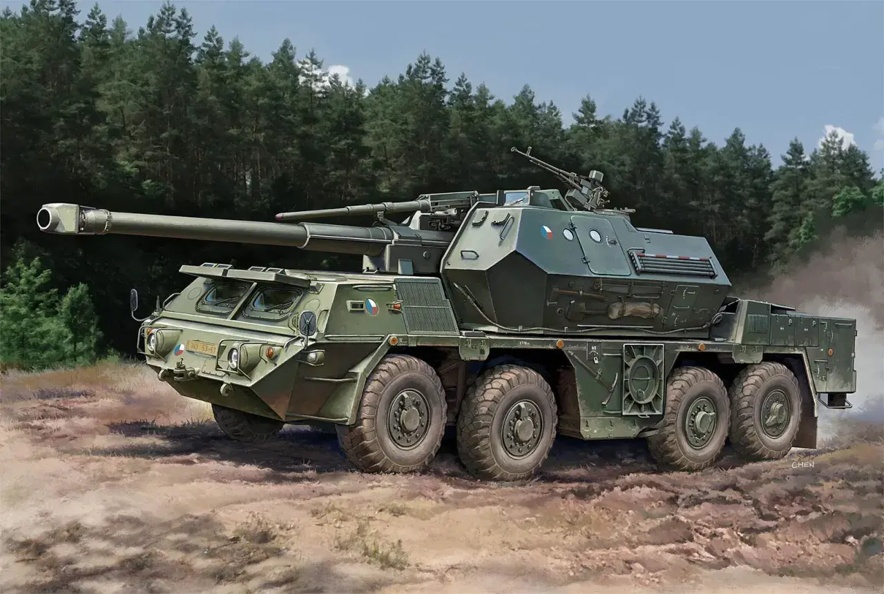 Eine Dana Howitzer, ein schweres Artilleriegeschütz, fährt durch einen Wald.