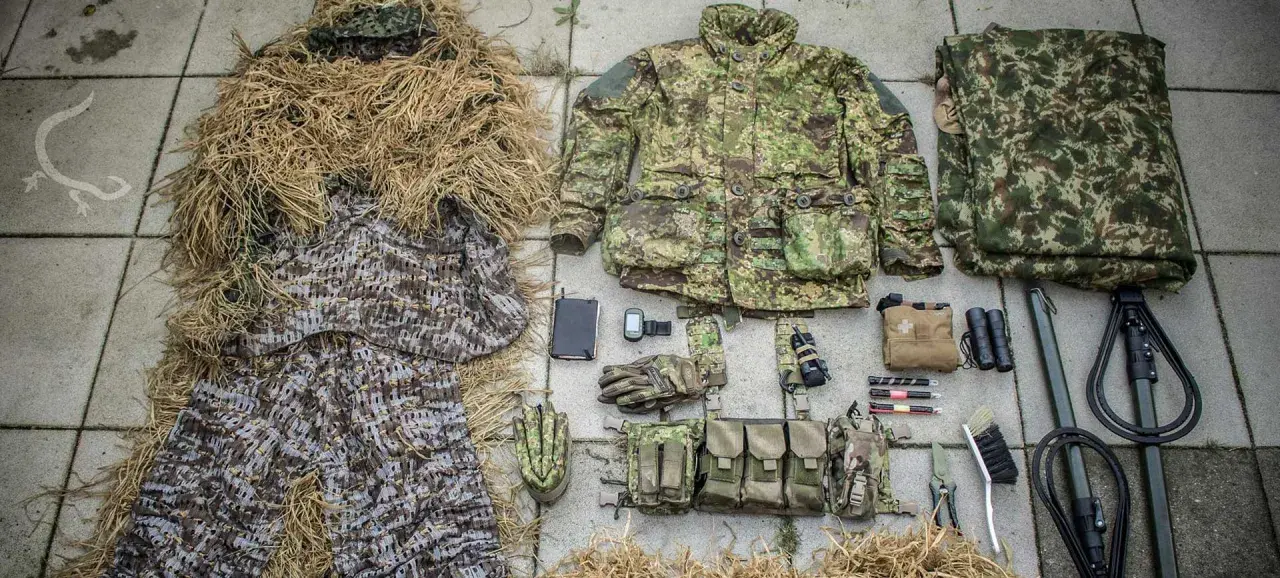 Tarnkleidung, Ghillie Suit, Funkgerät, Handschuhe, Erste-Hilfe-Tasche und Ausrüstung für die Entfernungsermittlung Bundeswehr.