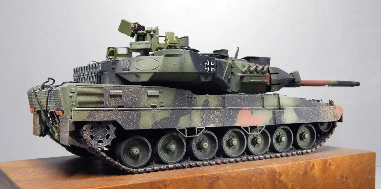 Ein detailgetreues Modell eines dicken Leoparden-Panzers in Tarnfarben, bereit für den Einsatz.