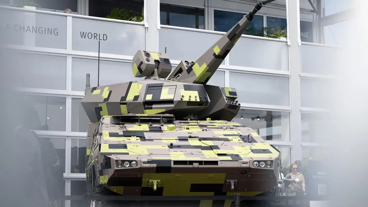 Ein moderner Kampfpanzer, der als Nachfolger des Geparden präsentiert wird, in Tarnmuster.