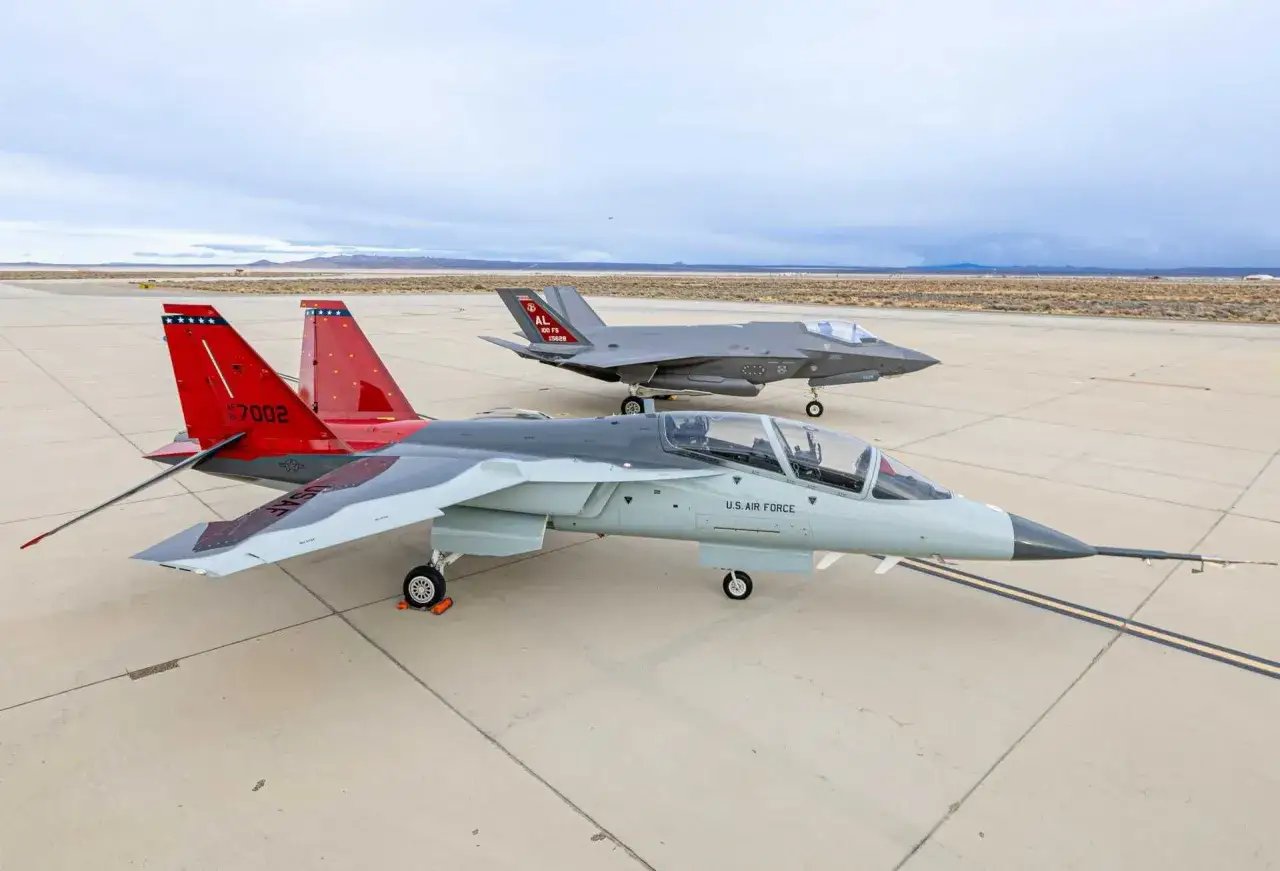 Zwei US Air Force Jets: ein moderner F-35 und ein T-7A Red Hawk mit roten Leitwerken.