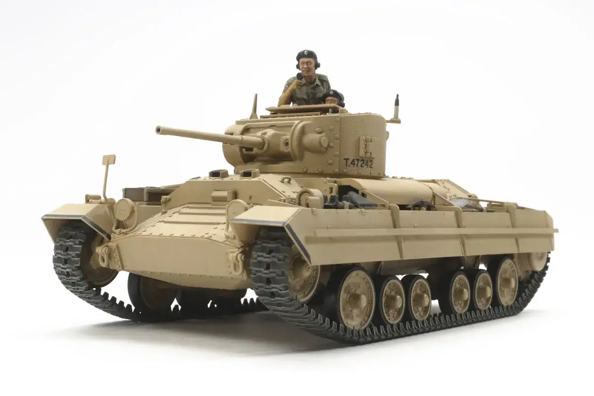 Ein detailgetreues Modell des Valentine Panzers in Wüstenbemalung, mit zwei Figuren in der Luke.