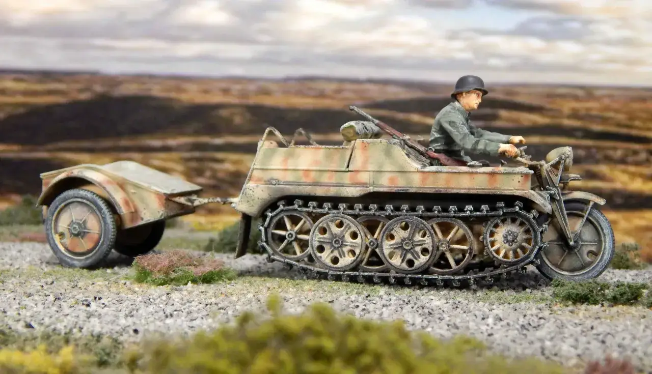 Modell eines finnischen Panzers mit Fahrer und Anhänger im Gelände.
