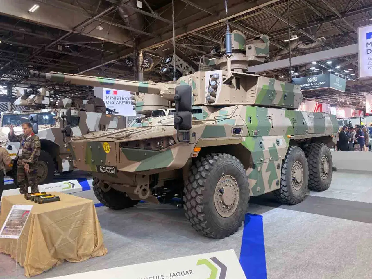 Der französische Jaguar-Panzer, ein modernes Kampffahrzeug mit Tarnmuster, steht auf einer Messe.