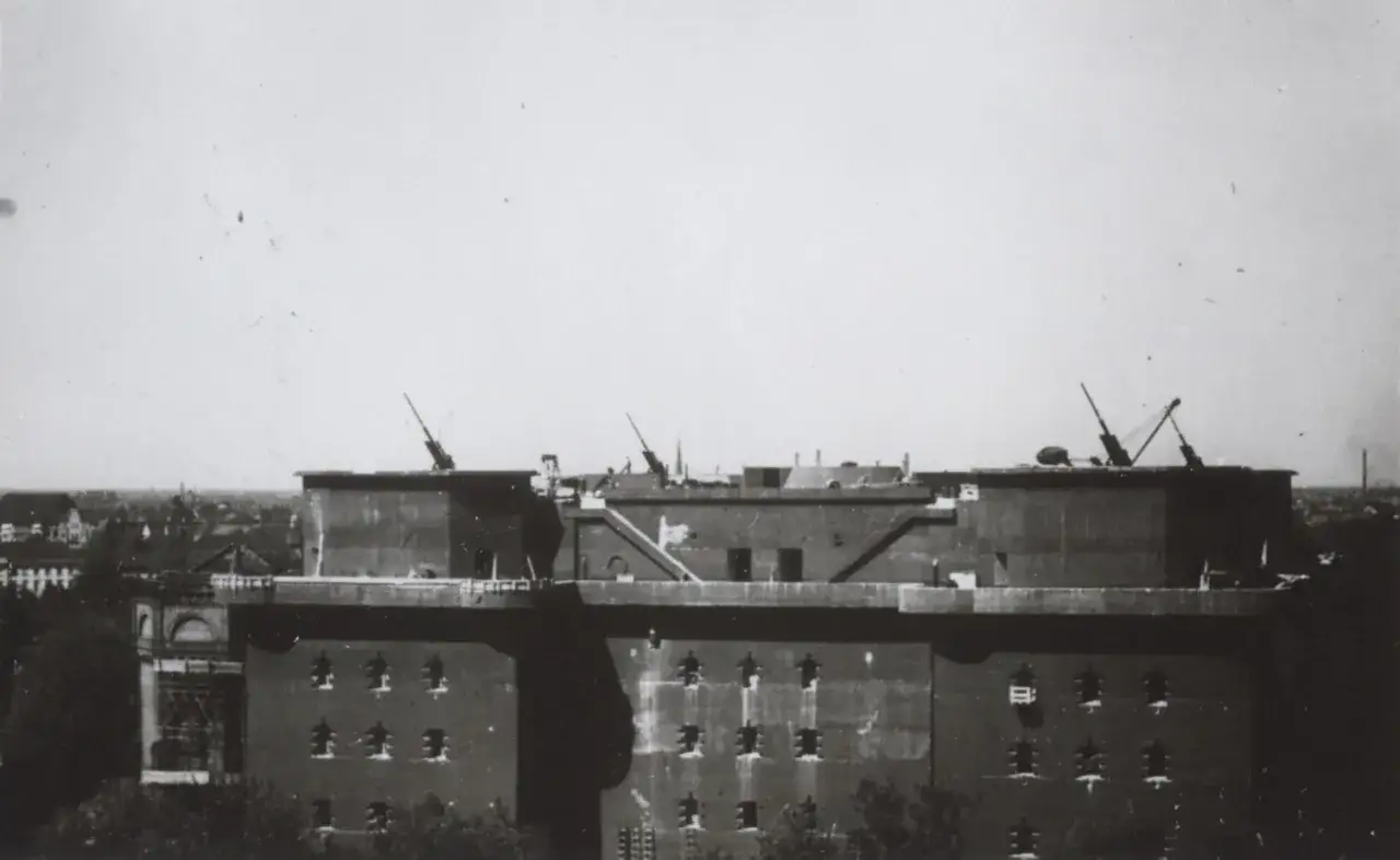 Der Flakturm Friedrichshain ragt mit seinen Geschütztürmen über die Stadt.