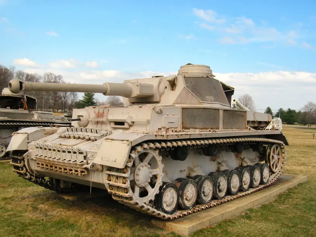 Ein Panzer IV Ausf. G mit langer Kanone steht auf einem Sockel.