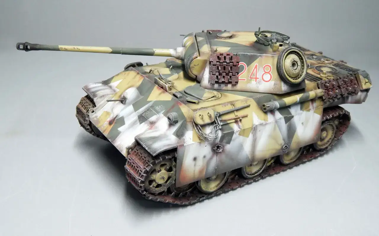 Ein detailgetreues Modell eines Panzers, getarnt in Braun, Grün und Weiß. Was wäre, wenn dieser Panzer 1946 noch im Einsatz wäre?