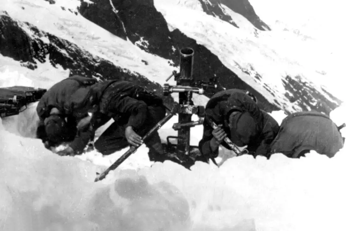 Soldaten der Wehrmacht im Schnee am Elbrus, mit einem schweren Maschinengewehr.