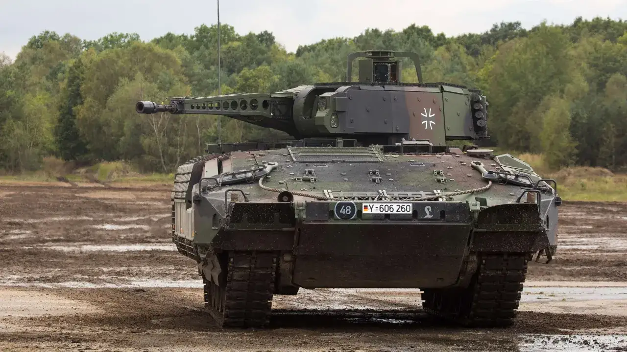 Ein moderner deutscher Panzer, der Puma, steht auf schlammigem Gelände. Die Bundeswehr setzt auf diese fortschrittlichen deutschen Panzer.