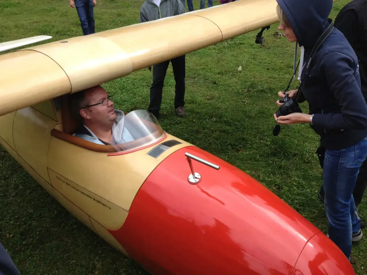 Mann im Cockpit eines Musger MG 19 Segelflugzeugs, bereit zum Start.