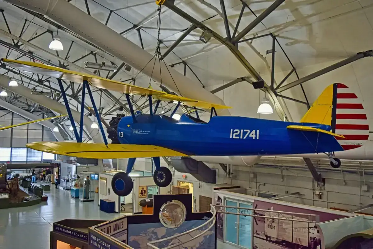Blau-gelbes Doppeldeckerflugzeug hängt im Flugzeugmuseum Usedom.