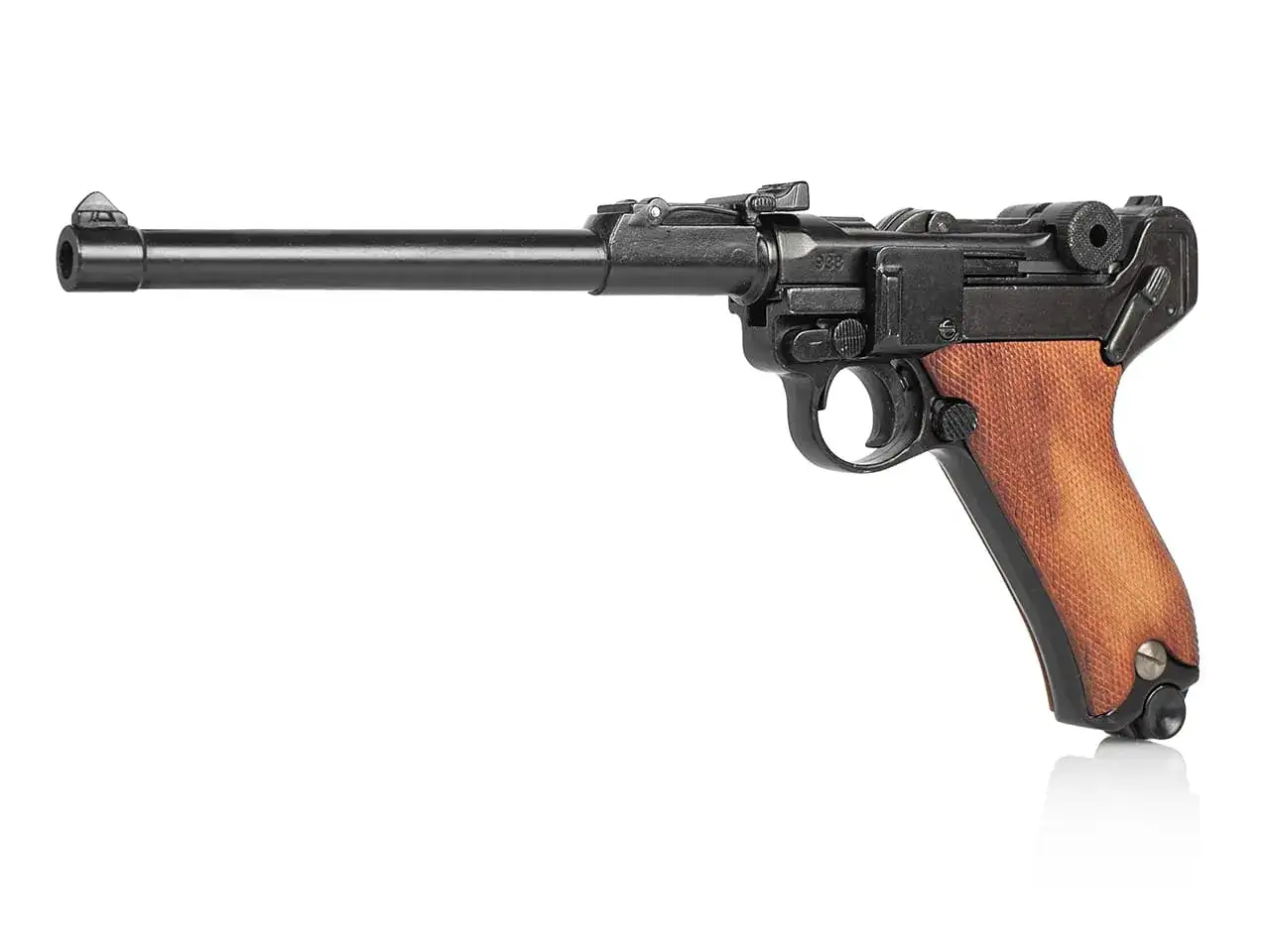 Eine schwarze Luger Pistole mit Holzgriff, isoliert auf weißem Hintergrund.