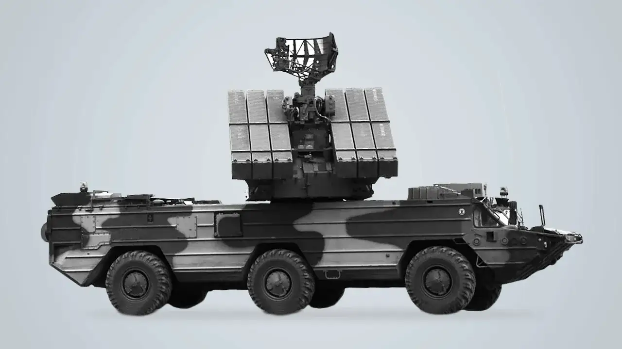 Ein SA-8-Flugabwehrsystem auf Rädern, getarnt, mit Radar und Raketenwerfern, bereit für den Einsatz.