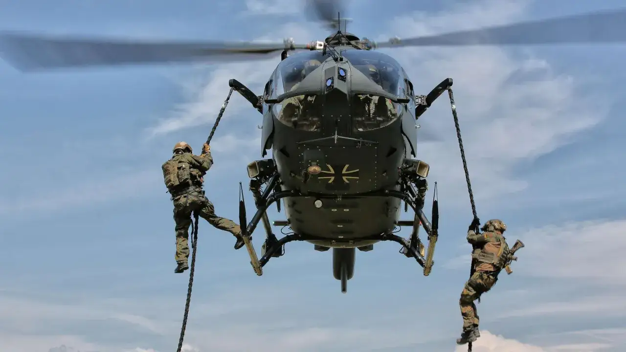 KSK Hubschrauber im Einsatz: Soldaten seilen sich ab.
