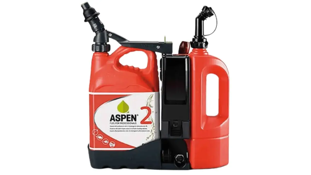 Zwei rote Kanister, einer mit Aspen 2 Benzin, sind nebeneinander befestigt. Nachteile von Aspen Benzin sind hier nicht ersichtlich.