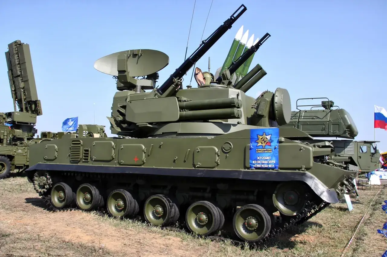 Grünes Kettenfahrzeug mit Raketen und Kanonen, bereit für den Einsatz. Ein ZSU 2S6M1 Tunguska-M1.