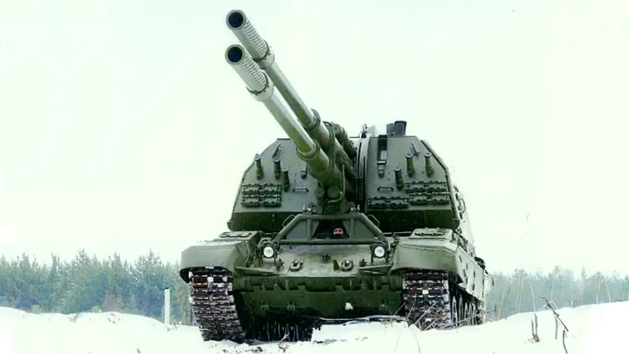 Eine russische Panzerhaubitze mit zwei Rohren steht im Schnee.