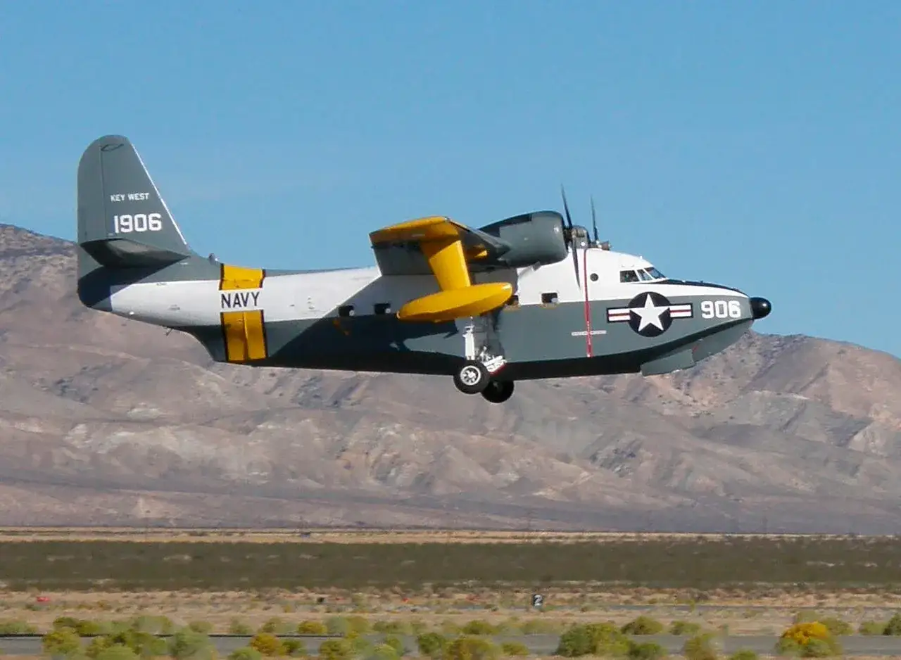 Ein Grumman Albatros Wasserflugzeug der Navy hebt ab.