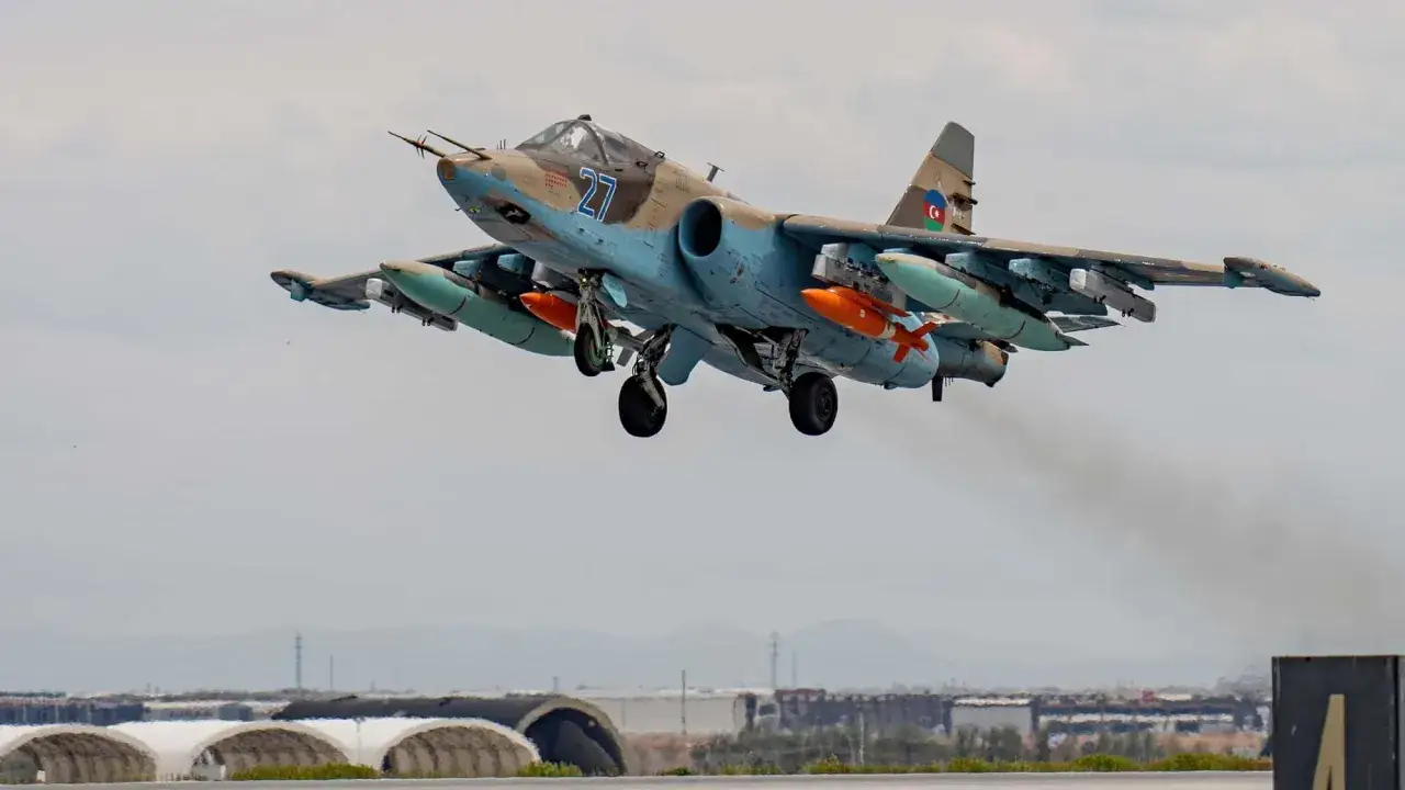 Su-25 Frogfoot hebt ab, bewaffnet mit Raketen. Die Maschine mit der Nummer 27 zeigt das aserbaidschanische Emblem.