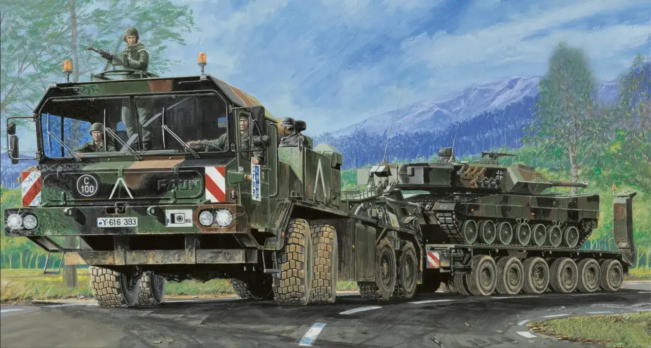 Ein Faun Panzertransporter mit geladenem Leopard 2 Panzer fährt durch eine bergige Landschaft.
