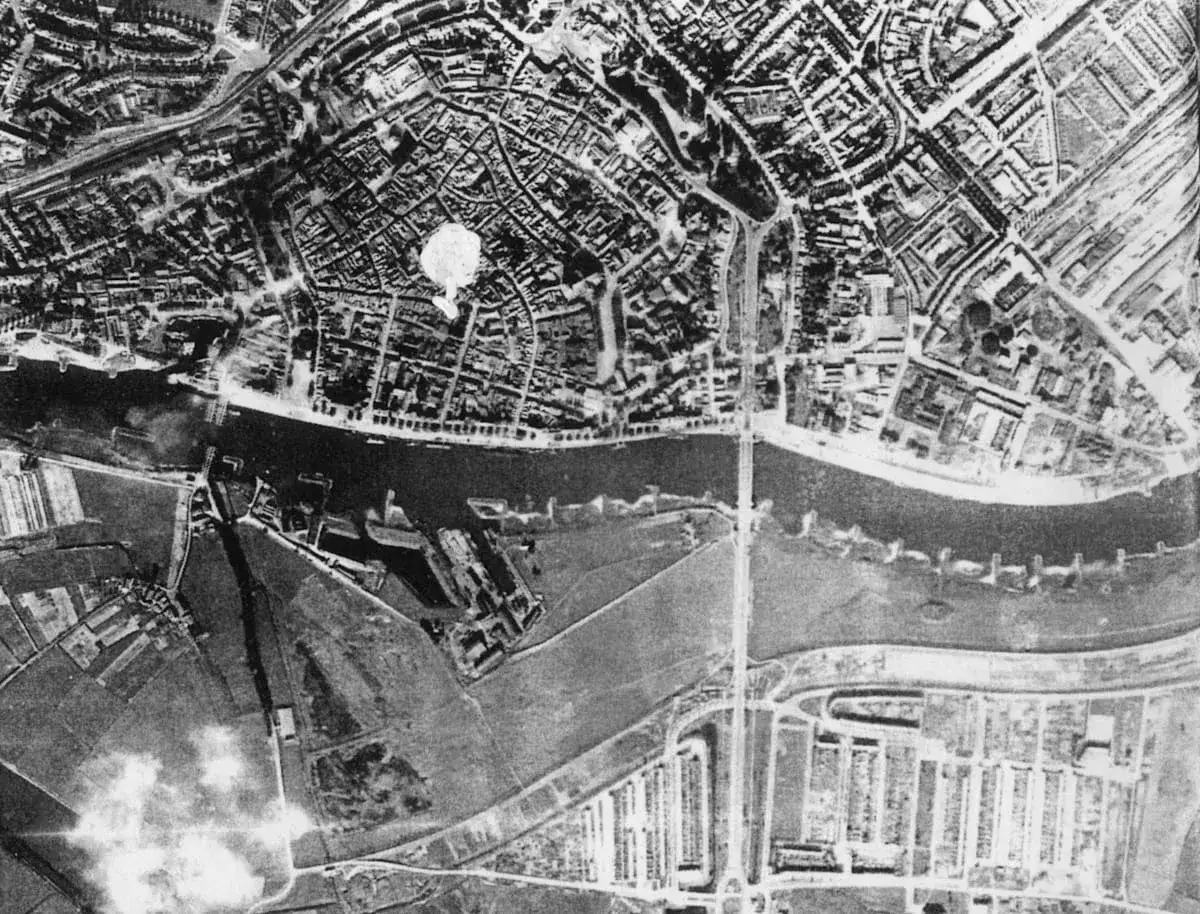 Luftaufnahme von Arnheim 1944. Die zerstörte Stadt und die Waalbrücke sind sichtbar.